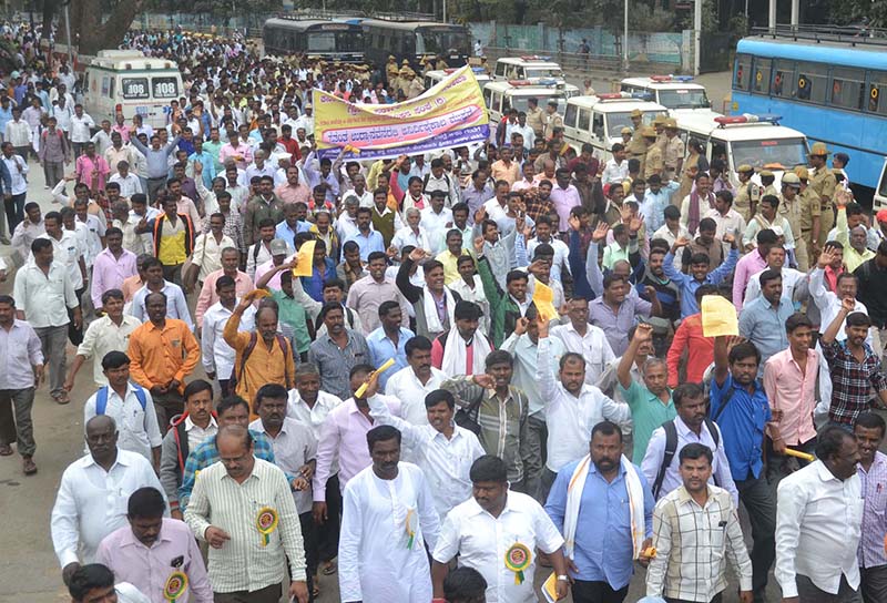 ಗ್ರಾಮ ಸಹಾಯಕರನ್ನು ಡಿ ದರ್ಜೆ ನೌಕರರೆಂದು ಪರಿಗಣಿಸಲು ಒತ್ತಾಯಿಸಿ ಧರಣಿ